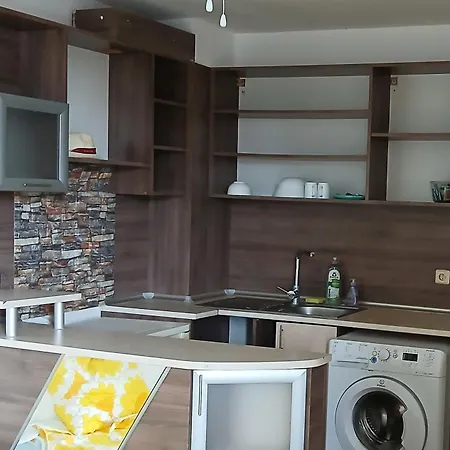 Homestay Private Bedroom, Kitchen And Balcony *