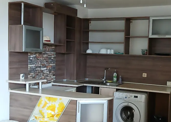 Homestay Private Bedroom, Kitchen And Balcony *